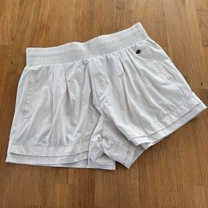 Calia By Carrie Underwood MEDIUM Cream Double Layer Hem Pleat Pull On Shorts